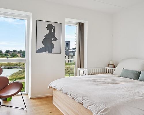 Attraktivt beliggende lækker luksuslejlighed med altan/egen terrasse og privat parkeringsplads i p-kælder - skøn, fri udsigt til sø og fælles have med legeplads - tæt ved alt