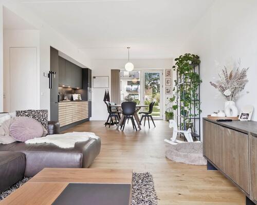 Attraktivt beliggende lækker luksuslejlighed med altan/egen terrasse og privat parkeringsplads i p-kælder - skøn, fri udsigt til sø og fælles have med legeplads - tæt ved alt