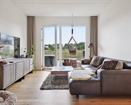 Attraktivt beliggende lækker luksuslejlighed med altan/egen terrasse og privat parkeringsplads i p-kælder - skøn, fri udsigt til sø og fælles have med legeplads - tæt ved alt