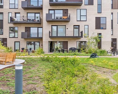 Attraktivt beliggende lækker luksuslejlighed med altan/egen terrasse og privat parkeringsplads i p-kælder - skøn, fri udsigt til sø og fælles have med legeplads - tæt ved alt