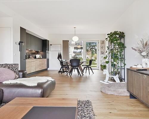 Attraktivt beliggende lækker luksuslejlighed med altan/egen terrasse og privat parkeringsplads i p-kælder - skøn, fri udsigt til sø og fælles have med legeplads - tæt ved alt