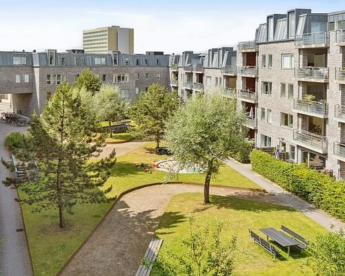 Beliggende i det meget attraktive kvarter i Valby Have med alt inden for kort afstand - nydelig, lys delvist møbleret lejlighed med altan beliggende på 3. sal i ejendom fra 2007 med elevator og adgang til hyggeligt, grønt gårdmiljø