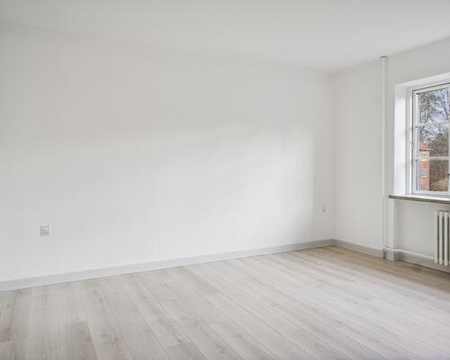 Høj stuelejlighed i moderne stil