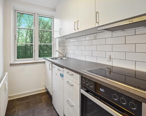 Høj stuelejlighed i moderne stil