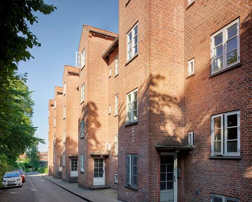 Høj stuelejlighed i moderne stil