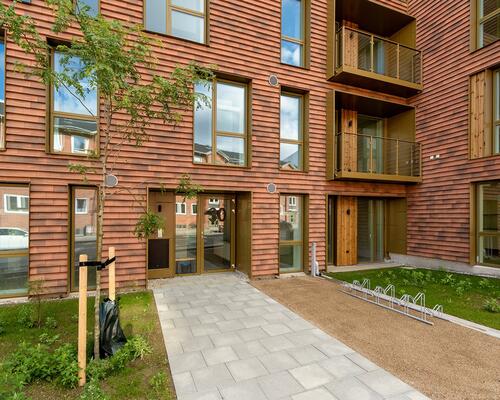 Skøn 2-værelses med skur og terrasse
