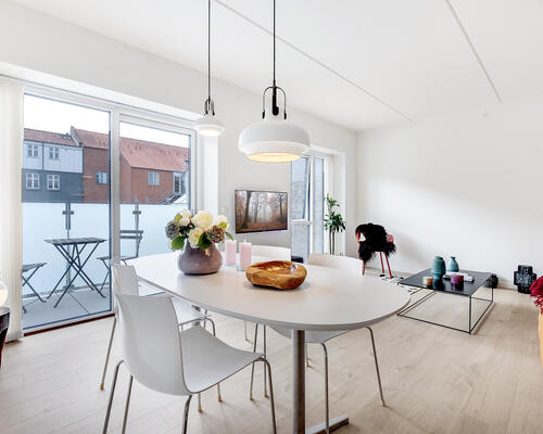 Lys og moderne 2-værelses lejlighed i centrum af Odense