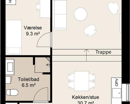 Stort og rummeligt 3-værelses rækkehus med høj stue, med trapper ned til køkkenet.
