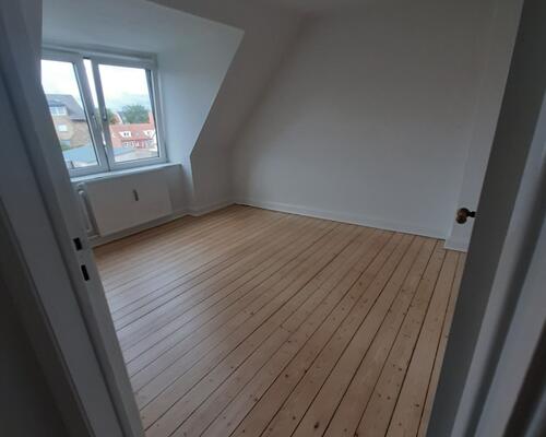 Fin 2 vær nær centrum