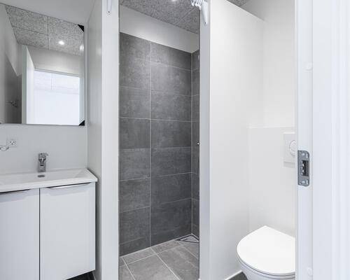 Skønt 4-værelses rækkehus på 106 m2 (93 m2 BBR) i 2-plan.