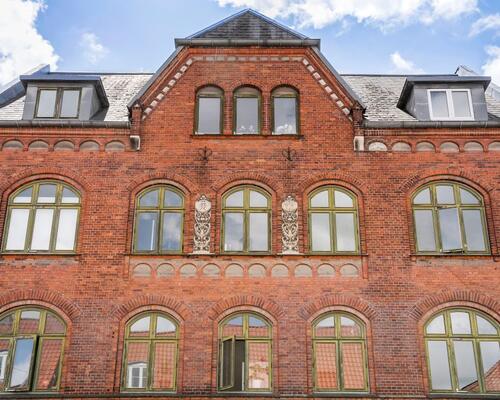 Perfekt delevenlig 2-værelses lejlighed i den charmerende historiske Overgade – Odense C – 77 Kvm
