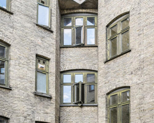 Perfekt delevenlig 2-værelses lejlighed i den charmerende historiske Overgade – Odense C – 77 Kvm
