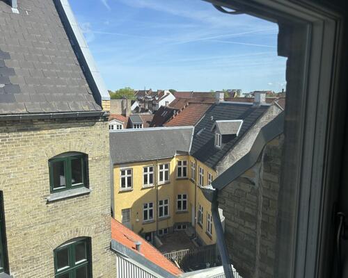 Perfekt delevenlig 2-værelses lejlighed i den charmerende historiske Overgade – Odense C – 77 Kvm