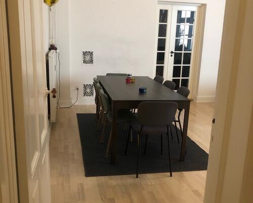 Rummelig lejlighed centralt beliggende