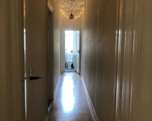 Rummelig lejlighed centralt beliggende