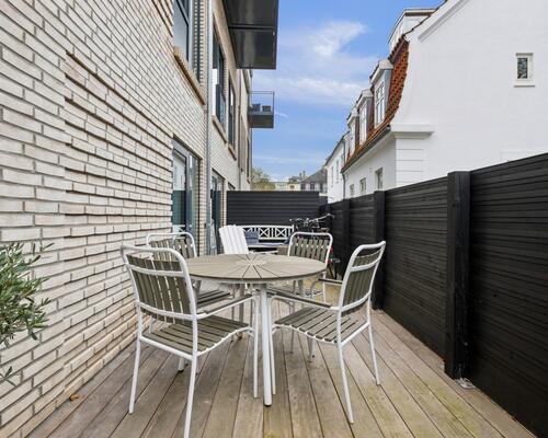 Flot nyere lejlighed med lille have/fliseterrasse centralt i Bagsværd