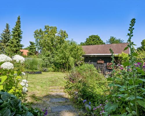 Charmerende bondehus med have – midt i Roskilde