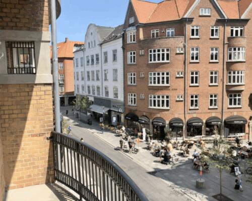 Smuk herskabslejlighed med 2 altaner