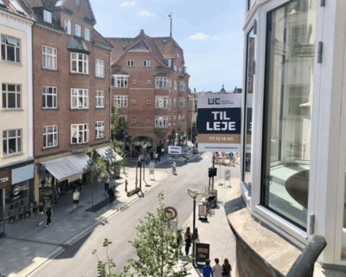 Smuk herskabslejlighed med 2 altaner