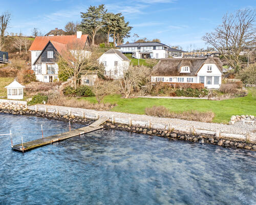 Romantisk ejendom i første række ved Kolding Fjord