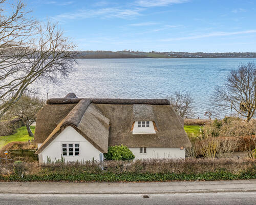 Romantisk ejendom i første række ved Kolding Fjord