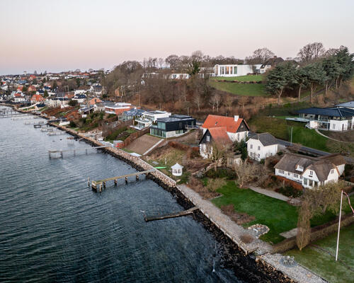 Romantisk ejendom i første række ved Kolding Fjord