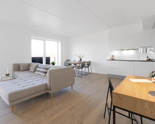 Velindrettet fireværelses lejlighed med et stort køkken-alrum og stue i ét, tre gode værelser, badeværelse, entré og egen altan/terrasse. Til boligen hører eget skur.