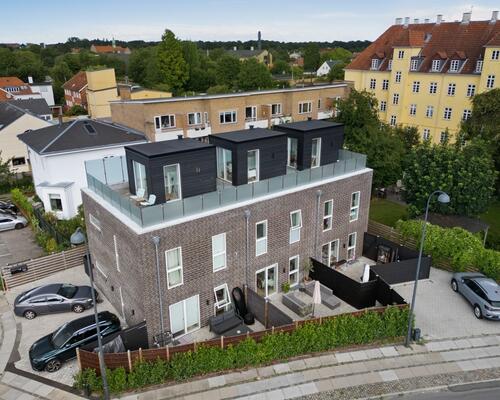 Fantastic new terrace house in Hellerup with 3+ extra bedroom in lower level