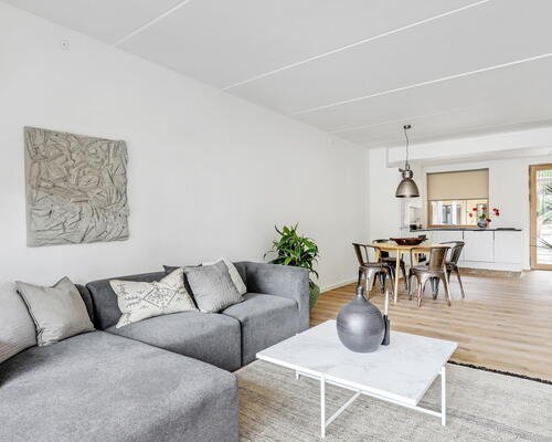Lys treværelses bolig med god plantegning