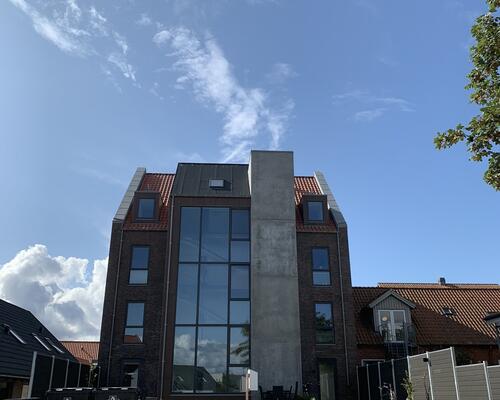 Nybygget ejendom med yderst central beliggenhed