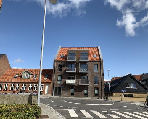 Nybygget ejendom med yderst central beliggenhed