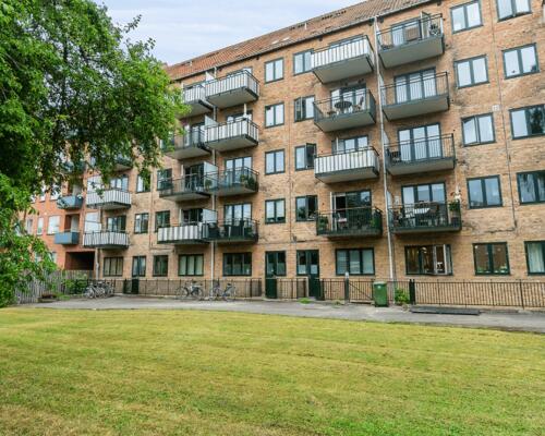 Skøn lejlighed med to altaner | Charlottenlund
