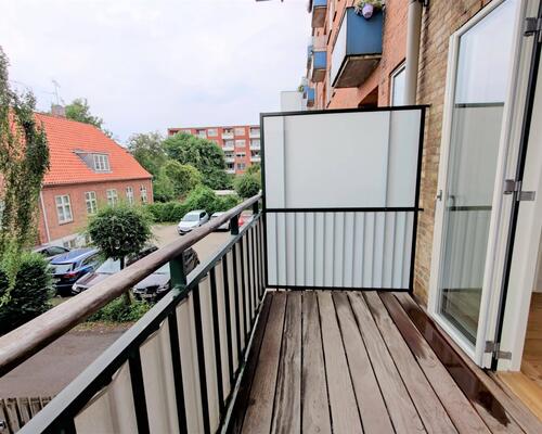 Skøn lejlighed med to altaner | Charlottenlund