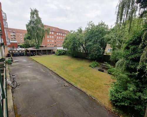 Skøn lejlighed med to altaner | Charlottenlund