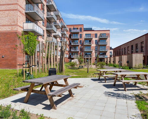 Delevenlig 4 værelses lejlighed. Gulvvarme, terrasse og rigtig stor stue! - Boligen vender mod syd!