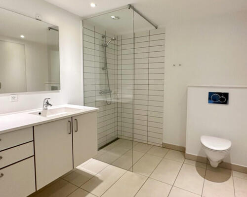 Lys og moderne 3-værelses lejlighed med stor altan