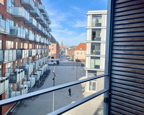 Lys og moderne 3-værelses lejlighed med stor altan