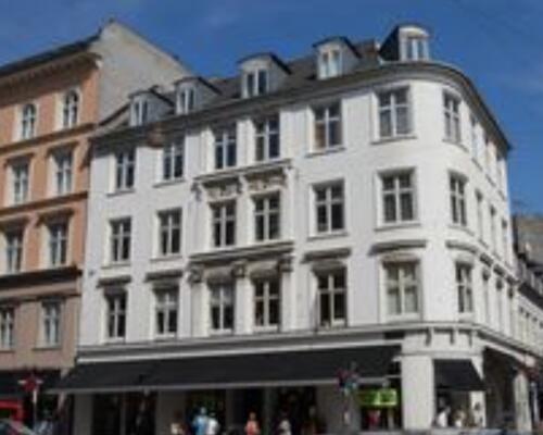 Herskabelig Østerbro lejlighed med søudsigt.