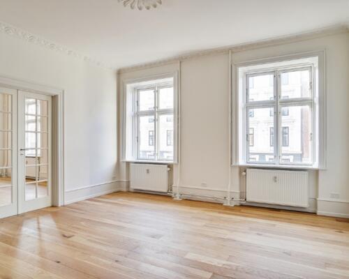 Herskabelig Østerbro lejlighed med søudsigt.