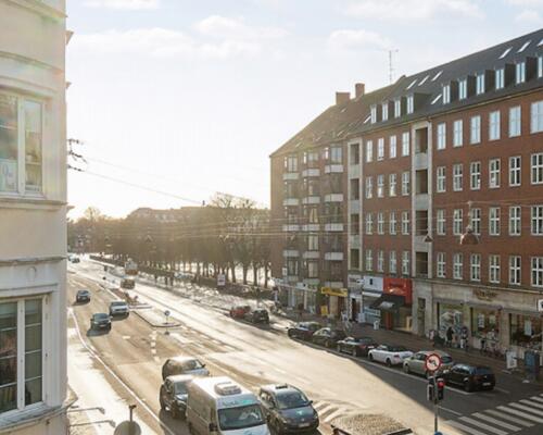 Herskabelig Østerbro lejlighed med søudsigt.