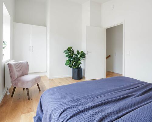 Nyd livet i et rummeligt rækkehus i flere plan