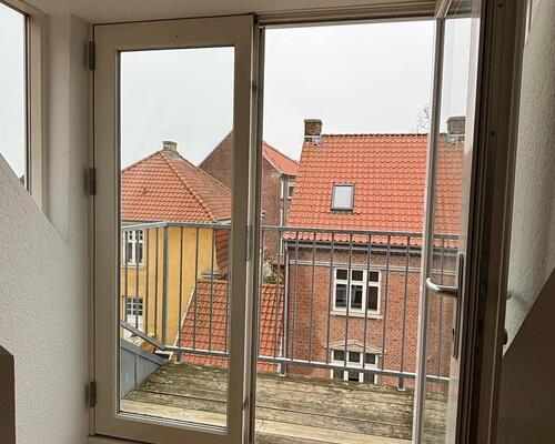 Skøn taglejlighed med egen altan.