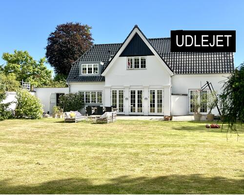 Stor klassisk palævilla midt i Vedbæk