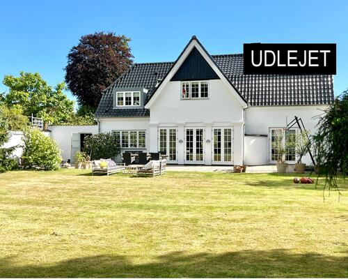 Stor klassisk palævilla midt i Vedbæk