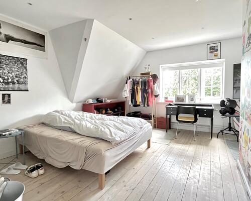 Stor klassisk palævilla midt i Vedbæk