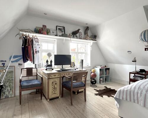 Stor klassisk palævilla midt i Vedbæk