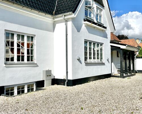 Stor klassisk palævilla midt i Vedbæk