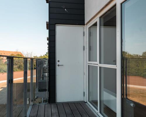 Dejlig lys lejlighed med altan