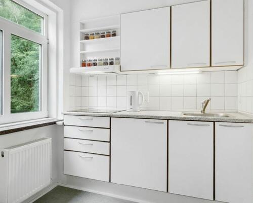 Lys 2-værelses med grøn udsigt og separat køkken – 43 m2
