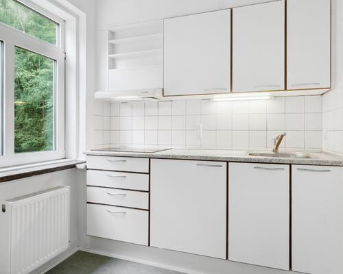 Lys 2-værelses med grøn udsigt og separat køkken – 43 m2